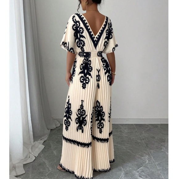 Classic Plunging Neck Kimono Sleeve Pleated Wide Leg Jumpsuit - Picture 2 of 5